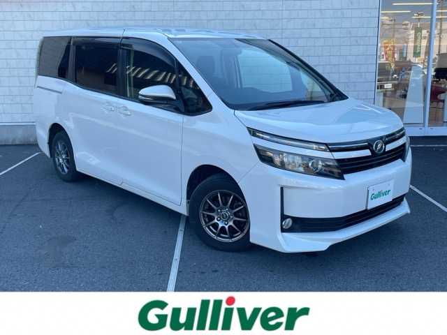 トヨタ ヴォクシー V 静岡県 2014(平26)年 7.5万km ホワイトパールクリスタルシャイン 純正９インチナビ　/・フルセグＴＶ　/・Ｂｌｕｅｔｏｏｔｈ接続　/・ＤＶＤ再生　/フリップダウンモニター　/クルーズコントロール/両側パワースライドドア　/プッシュスタート　/スマートキー　/スペアキー　/バックカメラ　/ビルトインＥＴＣ　/ＬＥＤオートライト/純正フロアマット