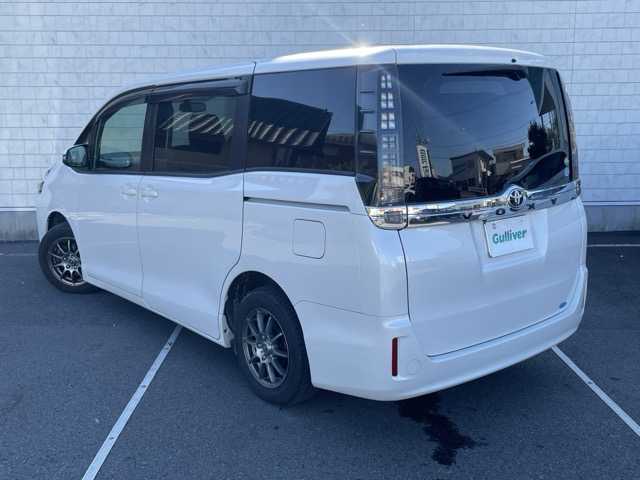 トヨタ ヴォクシー V 静岡県 2014(平26)年 7.5万km ホワイトパールクリスタルシャイン 純正９インチナビ　/・フルセグＴＶ　/・Ｂｌｕｅｔｏｏｔｈ接続　/・ＤＶＤ再生　/フリップダウンモニター　/クルーズコントロール/両側パワースライドドア　/プッシュスタート　/スマートキー　/スペアキー　/バックカメラ　/ビルトインＥＴＣ　/ＬＥＤオートライト/純正フロアマット