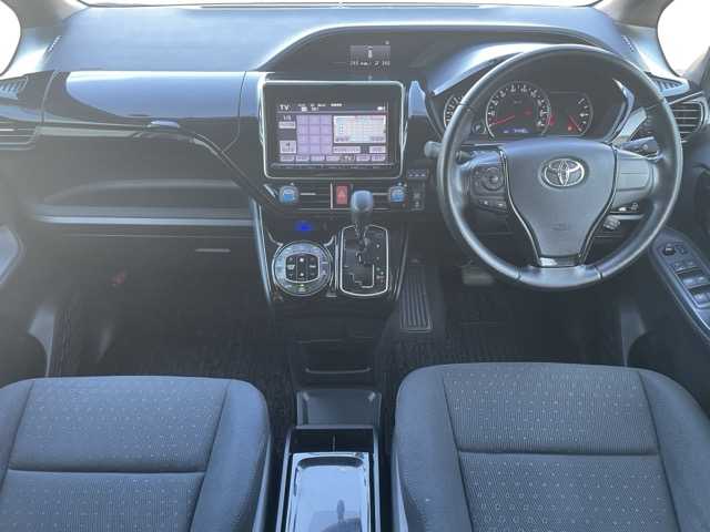 トヨタ ヴォクシー V 静岡県 2014(平26)年 7.5万km ホワイトパールクリスタルシャイン 純正９インチナビ　/・フルセグＴＶ　/・Ｂｌｕｅｔｏｏｔｈ接続　/・ＤＶＤ再生　/フリップダウンモニター　/クルーズコントロール/両側パワースライドドア　/プッシュスタート　/スマートキー　/スペアキー　/バックカメラ　/ビルトインＥＴＣ　/ＬＥＤオートライト/純正フロアマット