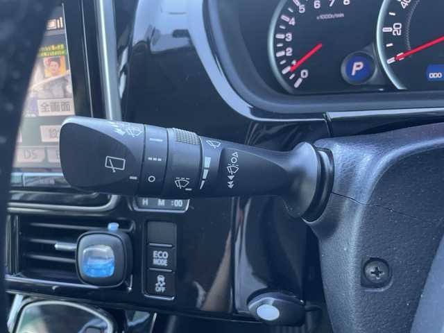 トヨタ ヴォクシー V 静岡県 2014(平26)年 7.5万km ホワイトパールクリスタルシャイン 純正９インチナビ　/・フルセグＴＶ　/・Ｂｌｕｅｔｏｏｔｈ接続　/・ＤＶＤ再生　/フリップダウンモニター　/クルーズコントロール/両側パワースライドドア　/プッシュスタート　/スマートキー　/スペアキー　/バックカメラ　/ビルトインＥＴＣ　/ＬＥＤオートライト/純正フロアマット