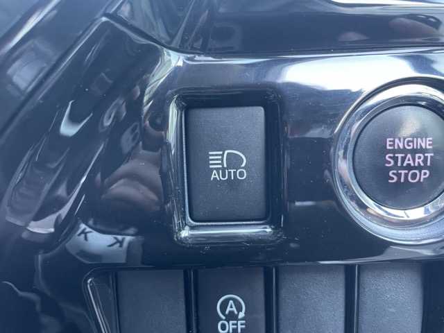 トヨタ ヴォクシー V 静岡県 2014(平26)年 7.5万km ホワイトパールクリスタルシャイン 純正９インチナビ　/・フルセグＴＶ　/・Ｂｌｕｅｔｏｏｔｈ接続　/・ＤＶＤ再生　/フリップダウンモニター　/クルーズコントロール/両側パワースライドドア　/プッシュスタート　/スマートキー　/スペアキー　/バックカメラ　/ビルトインＥＴＣ　/ＬＥＤオートライト/純正フロアマット