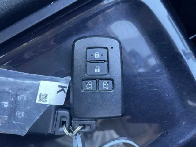 トヨタ ヴォクシー V 静岡県 2014(平26)年 7.5万km ホワイトパールクリスタルシャイン 純正９インチナビ　/・フルセグＴＶ　/・Ｂｌｕｅｔｏｏｔｈ接続　/・ＤＶＤ再生　/フリップダウンモニター　/クルーズコントロール/両側パワースライドドア　/プッシュスタート　/スマートキー　/スペアキー　/バックカメラ　/ビルトインＥＴＣ　/ＬＥＤオートライト/純正フロアマット