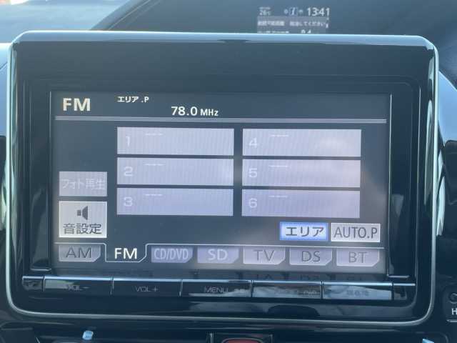 トヨタ ヴォクシー V 静岡県 2014(平26)年 7.5万km ホワイトパールクリスタルシャイン 純正９インチナビ　/・フルセグＴＶ　/・Ｂｌｕｅｔｏｏｔｈ接続　/・ＤＶＤ再生　/フリップダウンモニター　/クルーズコントロール/両側パワースライドドア　/プッシュスタート　/スマートキー　/スペアキー　/バックカメラ　/ビルトインＥＴＣ　/ＬＥＤオートライト/純正フロアマット