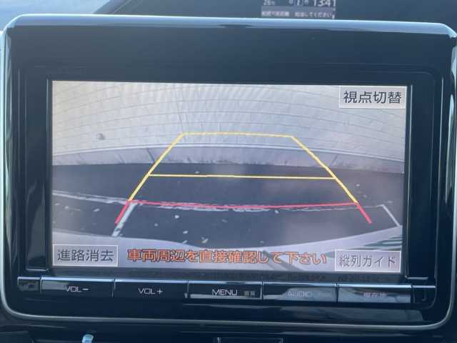 トヨタ ヴォクシー V 静岡県 2014(平26)年 7.5万km ホワイトパールクリスタルシャイン 純正９インチナビ　/・フルセグＴＶ　/・Ｂｌｕｅｔｏｏｔｈ接続　/・ＤＶＤ再生　/フリップダウンモニター　/クルーズコントロール/両側パワースライドドア　/プッシュスタート　/スマートキー　/スペアキー　/バックカメラ　/ビルトインＥＴＣ　/ＬＥＤオートライト/純正フロアマット