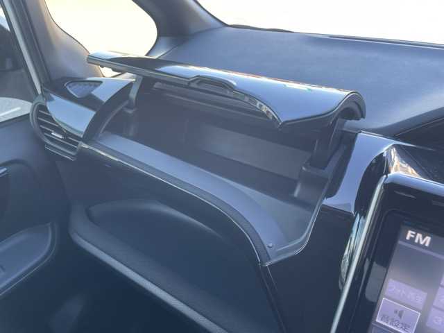 トヨタ ヴォクシー V 静岡県 2014(平26)年 7.5万km ホワイトパールクリスタルシャイン 純正９インチナビ　/・フルセグＴＶ　/・Ｂｌｕｅｔｏｏｔｈ接続　/・ＤＶＤ再生　/フリップダウンモニター　/クルーズコントロール/両側パワースライドドア　/プッシュスタート　/スマートキー　/スペアキー　/バックカメラ　/ビルトインＥＴＣ　/ＬＥＤオートライト/純正フロアマット