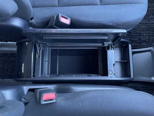 トヨタ ヴォクシー V 静岡県 2014(平26)年 7.5万km ホワイトパールクリスタルシャイン 純正９インチナビ　/・フルセグＴＶ　/・Ｂｌｕｅｔｏｏｔｈ接続　/・ＤＶＤ再生　/フリップダウンモニター　/クルーズコントロール/両側パワースライドドア　/プッシュスタート　/スマートキー　/スペアキー　/バックカメラ　/ビルトインＥＴＣ　/ＬＥＤオートライト/純正フロアマット