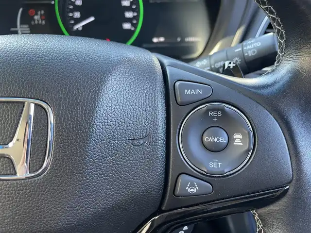 ホンダ ヴェゼル ハイブリッド Z ホンダセンシング 千葉県 2021(令3)年 2.2万km クリスタルブラックパール ホンダセンシング/・衝突軽減ブレーキ/・レーンキープアシスト/・標識認識機能/・先行車発進お知らせ機能/・アダプティブクルーズコントロール/純正8インチSDナビ【VXM-217VFEi】/・CD/DVD/MSV/Bluetooth/フルセグ/バックカメラ/ハーフレザーシート/前席シートヒーター/スマートキー/パドルシフト/リアクティブフォースペダル/純正LEDヘッドライト/フォグランプ/純正17インチアルミホイール/ビルトインETC/社外前後ドライブレコーダー/本革巻きステアリング/ドアバイザー/サイド＆カーテンエアバッグ