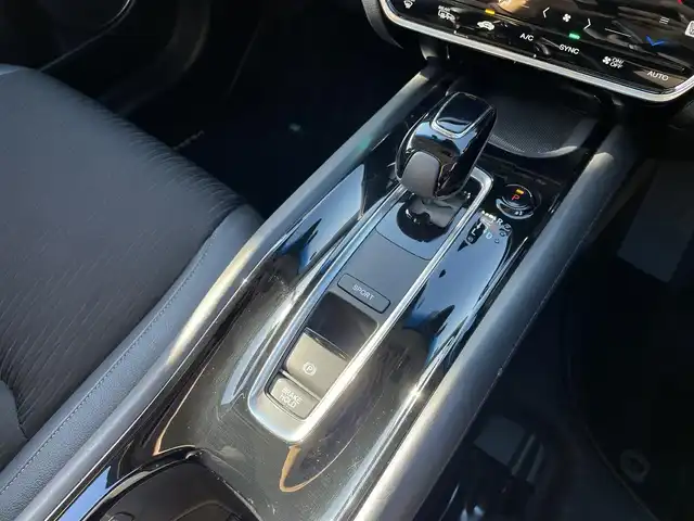 ホンダ ヴェゼル ハイブリッド Z ホンダセンシング 千葉県 2021(令3)年 2.2万km クリスタルブラックパール ホンダセンシング/・衝突軽減ブレーキ/・レーンキープアシスト/・標識認識機能/・先行車発進お知らせ機能/・アダプティブクルーズコントロール/純正8インチSDナビ【VXM-217VFEi】/・CD/DVD/MSV/Bluetooth/フルセグ/バックカメラ/ハーフレザーシート/前席シートヒーター/スマートキー/パドルシフト/リアクティブフォースペダル/純正LEDヘッドライト/フォグランプ/純正17インチアルミホイール/ビルトインETC/社外前後ドライブレコーダー/本革巻きステアリング/ドアバイザー/サイド＆カーテンエアバッグ