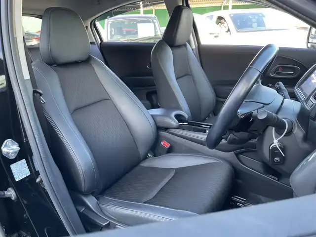 ホンダ ヴェゼル ハイブリッド Z ホンダセンシング 千葉県 2021(令3)年 2.2万km クリスタルブラックパール ホンダセンシング/・衝突軽減ブレーキ/・レーンキープアシスト/・標識認識機能/・先行車発進お知らせ機能/・アダプティブクルーズコントロール/純正8インチSDナビ【VXM-217VFEi】/・CD/DVD/MSV/Bluetooth/フルセグ/バックカメラ/ハーフレザーシート/前席シートヒーター/スマートキー/パドルシフト/リアクティブフォースペダル/純正LEDヘッドライト/フォグランプ/純正17インチアルミホイール/ビルトインETC/社外前後ドライブレコーダー/本革巻きステアリング/ドアバイザー/サイド＆カーテンエアバッグ