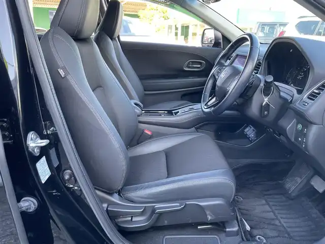 ホンダ ヴェゼル ハイブリッド Z ホンダセンシング 千葉県 2021(令3)年 2.2万km クリスタルブラックパール ホンダセンシング/・衝突軽減ブレーキ/・レーンキープアシスト/・標識認識機能/・先行車発進お知らせ機能/・アダプティブクルーズコントロール/純正8インチSDナビ【VXM-217VFEi】/・CD/DVD/MSV/Bluetooth/フルセグ/バックカメラ/ハーフレザーシート/前席シートヒーター/スマートキー/パドルシフト/リアクティブフォースペダル/純正LEDヘッドライト/フォグランプ/純正17インチアルミホイール/ビルトインETC/社外前後ドライブレコーダー/本革巻きステアリング/ドアバイザー/サイド＆カーテンエアバッグ