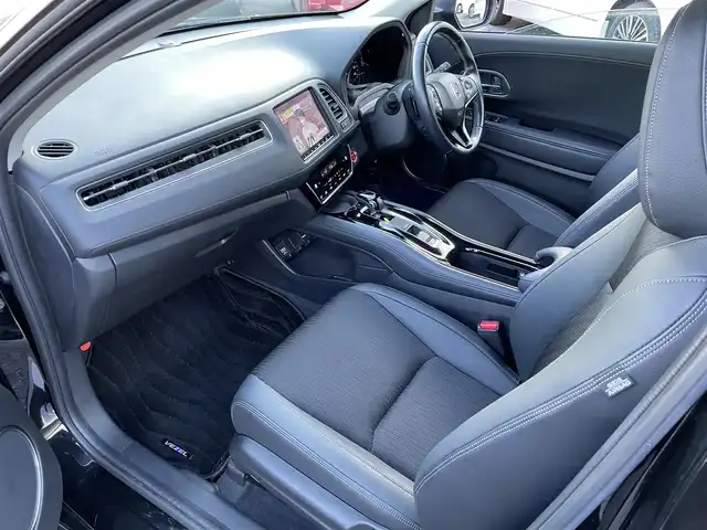 ホンダ ヴェゼル ハイブリッド Z ホンダセンシング 千葉県 2021(令3)年 2.2万km クリスタルブラックパール ホンダセンシング/・衝突軽減ブレーキ/・レーンキープアシスト/・標識認識機能/・先行車発進お知らせ機能/・アダプティブクルーズコントロール/純正8インチSDナビ【VXM-217VFEi】/・CD/DVD/MSV/Bluetooth/フルセグ/バックカメラ/ハーフレザーシート/前席シートヒーター/スマートキー/パドルシフト/リアクティブフォースペダル/純正LEDヘッドライト/フォグランプ/純正17インチアルミホイール/ビルトインETC/社外前後ドライブレコーダー/本革巻きステアリング/ドアバイザー/サイド＆カーテンエアバッグ