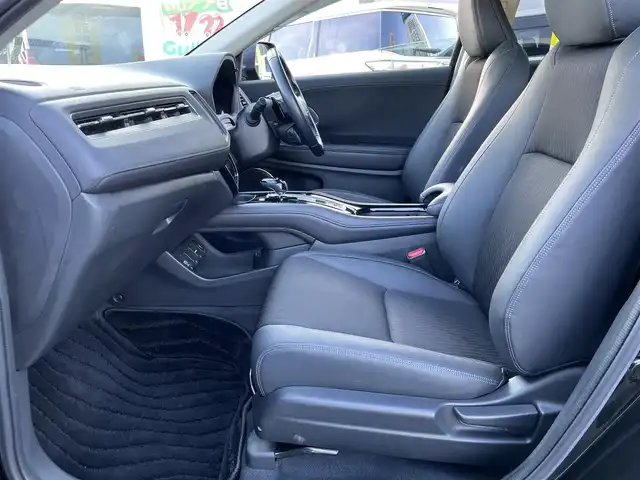 ホンダ ヴェゼル ハイブリッド Z ホンダセンシング 千葉県 2021(令3)年 2.2万km クリスタルブラックパール ホンダセンシング/・衝突軽減ブレーキ/・レーンキープアシスト/・標識認識機能/・先行車発進お知らせ機能/・アダプティブクルーズコントロール/純正8インチSDナビ【VXM-217VFEi】/・CD/DVD/MSV/Bluetooth/フルセグ/バックカメラ/ハーフレザーシート/前席シートヒーター/スマートキー/パドルシフト/リアクティブフォースペダル/純正LEDヘッドライト/フォグランプ/純正17インチアルミホイール/ビルトインETC/社外前後ドライブレコーダー/本革巻きステアリング/ドアバイザー/サイド＆カーテンエアバッグ