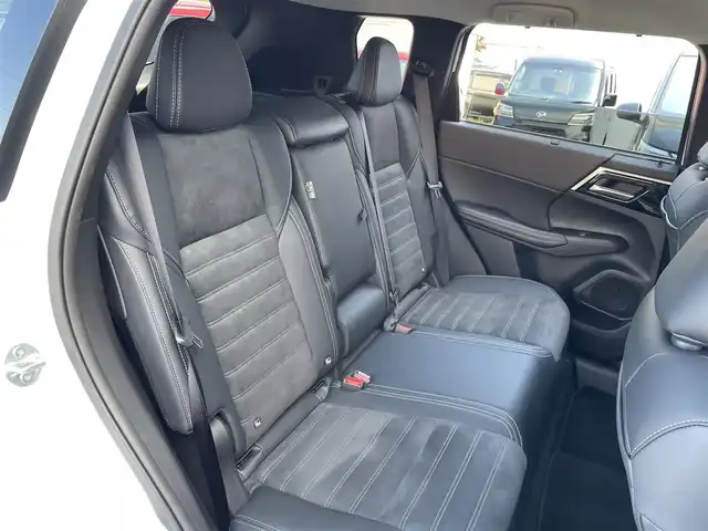 三菱 アウトランダー ＰＨＥＶ G 東京都 2024(令6)年 0.4万km ホワイトダイヤモンド FSRエアロ/純正ナビ/マルチアラウンドモニター/衝突被害軽減/後側方車両検知警報/マイパイロット/シートヒーター/パワーシート/パワーバックドア/ワイヤレス充電器/ステアリングスイッチ/スマートキー