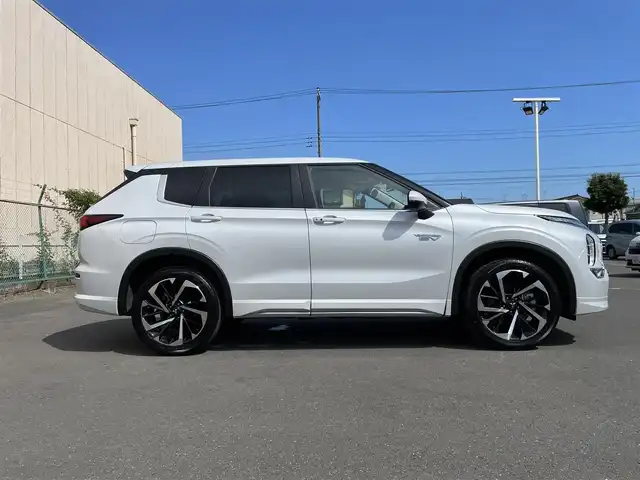 三菱 アウトランダー ＰＨＥＶ G 東京都 2024(令6)年 0.4万km ホワイトダイヤモンド FSRエアロ/純正ナビ/マルチアラウンドモニター/衝突被害軽減/後側方車両検知警報/マイパイロット/シートヒーター/パワーシート/パワーバックドア/ワイヤレス充電器/ステアリングスイッチ/スマートキー