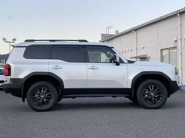 トヨタ ランドクルーザー ２５０ VX 広島県 2024(令6)年 0.1千km プラチナホワイトパールマイカ 登録時走行距離60km/ワンオーナー/サンルーフ/純正ナビ（HDMI/フルセグTV/Bluetooth）/全方位モニター/ETC2.0/デジタルインナーミラー/ルーフレール/黒レザーシート/・シートヒーター/・エアシート/・パワーシート/衝突被害軽減ブレーキ/車線逸脱警報/オートマチックハイビーム/ブラインドスポットモニター/レーダークルーズコントロール/コーナーセンサー/ステアリングヒーター/パワーバックドア/スペアキー