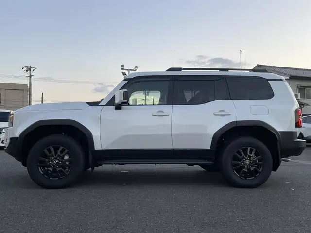 トヨタ ランドクルーザー ２５０ VX 広島県 2024(令6)年 0.1千km プラチナホワイトパールマイカ 登録時走行距離60km/ワンオーナー/サンルーフ/純正ナビ（HDMI/フルセグTV/Bluetooth）/全方位モニター/ETC2.0/デジタルインナーミラー/ルーフレール/黒レザーシート/・シートヒーター/・エアシート/・パワーシート/衝突被害軽減ブレーキ/車線逸脱警報/オートマチックハイビーム/ブラインドスポットモニター/レーダークルーズコントロール/コーナーセンサー/ステアリングヒーター/パワーバックドア/スペアキー