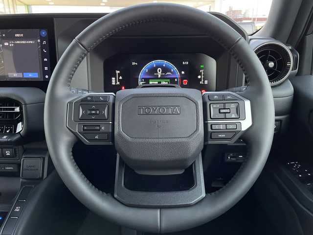 トヨタ ランドクルーザー ２５０ VX 広島県 2024(令6)年 0.1千km プラチナホワイトパールマイカ 登録時走行距離60km/ワンオーナー/サンルーフ/純正ナビ（HDMI/フルセグTV/Bluetooth）/全方位モニター/ETC2.0/デジタルインナーミラー/ルーフレール/黒レザーシート/・シートヒーター/・エアシート/・パワーシート/衝突被害軽減ブレーキ/車線逸脱警報/オートマチックハイビーム/ブラインドスポットモニター/レーダークルーズコントロール/コーナーセンサー/ステアリングヒーター/パワーバックドア/スペアキー