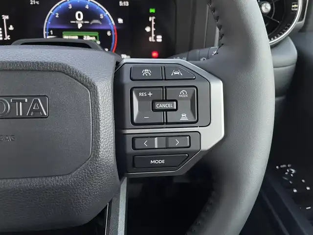 トヨタ ランドクルーザー ２５０ VX 広島県 2024(令6)年 0.1千km プラチナホワイトパールマイカ 登録時走行距離60km/ワンオーナー/サンルーフ/純正ナビ（HDMI/フルセグTV/Bluetooth）/全方位モニター/ETC2.0/デジタルインナーミラー/ルーフレール/黒レザーシート/・シートヒーター/・エアシート/・パワーシート/衝突被害軽減ブレーキ/車線逸脱警報/オートマチックハイビーム/ブラインドスポットモニター/レーダークルーズコントロール/コーナーセンサー/ステアリングヒーター/パワーバックドア/スペアキー