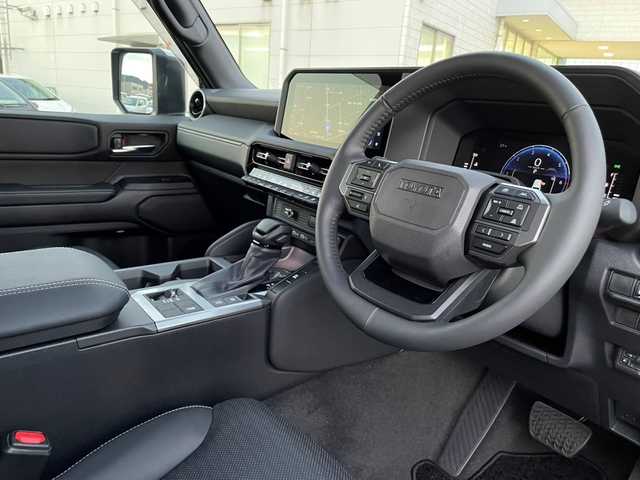 トヨタ ランドクルーザー ２５０ VX 広島県 2024(令6)年 0.1千km プラチナホワイトパールマイカ 登録時走行距離60km/ワンオーナー/サンルーフ/純正ナビ（HDMI/フルセグTV/Bluetooth）/全方位モニター/ETC2.0/デジタルインナーミラー/ルーフレール/黒レザーシート/・シートヒーター/・エアシート/・パワーシート/衝突被害軽減ブレーキ/車線逸脱警報/オートマチックハイビーム/ブラインドスポットモニター/レーダークルーズコントロール/コーナーセンサー/ステアリングヒーター/パワーバックドア/スペアキー