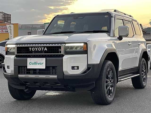 トヨタ ランドクルーザー ２５０ VX 広島県 2024(令6)年 0.1千km プラチナホワイトパールマイカ 登録時走行距離60km/ワンオーナー/アドバンストドライブ/サンルーフ/純正ナビ（HDMI/フルセグTV/Bluetooth）/全方位モニター/ETC2.0/デジタルインナーミラー/ルーフレール/黒レザーシート/・シートヒーター/・エアシート/・パワーシート/衝突被害軽減ブレーキ/車線逸脱警報/オートマチックハイビーム/ブラインドスポットモニター/レーダークルーズコントロール/コーナーセンサー/ステアリングヒーター/パワーバックドア/スペアキー