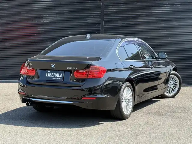 ＢＭＷ ３２０ｉ ラグジュアリー 静岡県 2014(平26)年 8.1万km サファイアブラックP レザーシート/純正ナビ/(CD/DVD/Bluetooth/フルセグ)/衝突被害軽減システム/バックカメラ/アダプティブクルーズコントロール/レーンキープアシスト/メモリー付パワーシート/シートヒーター/スマートキー/ETC/フロアマット/純正17インチアルミホイール/フロントフォグランプ