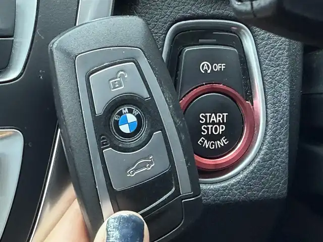 ＢＭＷ ３２０ｉ ラグジュアリー 静岡県 2014(平26)年 8.1万km サファイアブラックP レザーシート/純正ナビ/(CD/DVD/Bluetooth/フルセグ)/衝突被害軽減システム/バックカメラ/アダプティブクルーズコントロール/レーンキープアシスト/メモリー付パワーシート/シートヒーター/スマートキー/ETC/フロアマット/純正17インチアルミホイール/フロントフォグランプ