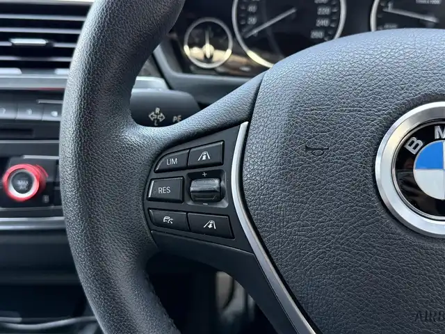 ＢＭＷ ３２０ｉ ラグジュアリー 静岡県 2014(平26)年 8.1万km サファイアブラックP レザーシート/純正ナビ/(CD/DVD/Bluetooth/フルセグ)/衝突被害軽減システム/バックカメラ/アダプティブクルーズコントロール/レーンキープアシスト/メモリー付パワーシート/シートヒーター/スマートキー/ETC/フロアマット/純正17インチアルミホイール/フロントフォグランプ