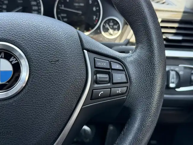 ＢＭＷ ３２０ｉ ラグジュアリー 静岡県 2014(平26)年 8.1万km サファイアブラックP レザーシート/純正ナビ/(CD/DVD/Bluetooth/フルセグ)/衝突被害軽減システム/バックカメラ/アダプティブクルーズコントロール/レーンキープアシスト/メモリー付パワーシート/シートヒーター/スマートキー/ETC/フロアマット/純正17インチアルミホイール/フロントフォグランプ