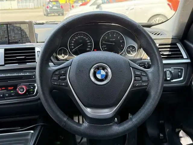 ＢＭＷ ３２０ｉ ラグジュアリー 静岡県 2014(平26)年 8.1万km サファイアブラックP レザーシート/純正ナビ/(CD/DVD/Bluetooth/フルセグ)/衝突被害軽減システム/バックカメラ/アダプティブクルーズコントロール/レーンキープアシスト/メモリー付パワーシート/シートヒーター/スマートキー/ETC/フロアマット/純正17インチアルミホイール/フロントフォグランプ