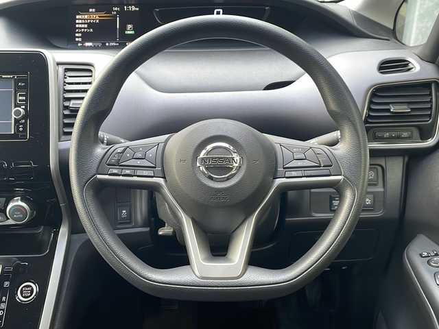 日産 セレナ X Vセレクション 広島県 2017(平29)年 6.8万km ブリリアントホワイトパール 禁煙/エマージェンシーブレーキ/純正ナビ/CD/DVD/DTV/Bluetooth/純正フリップダウンモニター/両側パワースライドドア/クルーズコントロール/ビルトインETC/純正フロアマット/ドアバイザー/アイドリングストップ/社外アルミホイール/ステアリングスイッチ/スマートキー/スペアキー