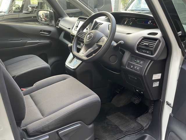 日産 セレナ X Vセレクション 広島県 2017(平29)年 6.8万km ブリリアントホワイトパール 禁煙/エマージェンシーブレーキ/純正ナビ/CD/DVD/DTV/Bluetooth/純正フリップダウンモニター/両側パワースライドドア/クルーズコントロール/ビルトインETC/純正フロアマット/ドアバイザー/アイドリングストップ/社外アルミホイール/ステアリングスイッチ/スマートキー/スペアキー