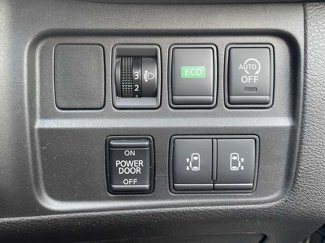 日産 セレナ X Vセレクション 広島県 2017(平29)年 6.8万km ブリリアントホワイトパール 禁煙/エマージェンシーブレーキ/純正ナビ/CD/DVD/DTV/Bluetooth/純正フリップダウンモニター/両側パワースライドドア/クルーズコントロール/ビルトインETC/純正フロアマット/ドアバイザー/アイドリングストップ/社外アルミホイール/ステアリングスイッチ/スマートキー/スペアキー