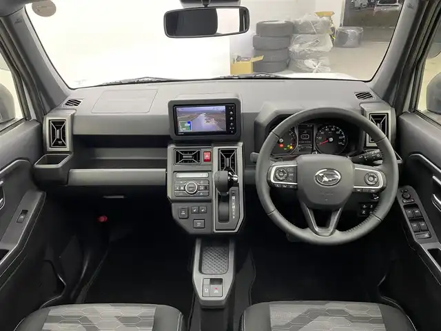 ダイハツ タフト G ターボ ダーククロムベンチャー 宮城県 2023(令5)年 0.6万km シャイニングホワイトパール 純正7インチナビ/全方位カメラ/ガラスルーフ/アダプティブクルーズコントロール/レーンアシスト/障害物センサー/電動パーキング/オートブレーキホールド/衝突軽減/アイドリングストップ/横滑り防止/ステアリングスイッチ/シートヒーター/オートライト/スマートキー/プッシュスタート/LEDライト/純正アルミホイール/スペアキー１本/禁煙車