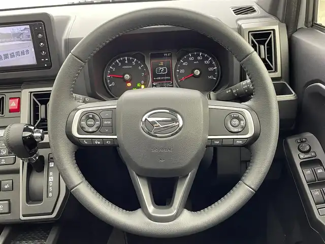 ダイハツ タフト G ターボ ダーククロムベンチャー 宮城県 2023(令5)年 0.6万km シャイニングホワイトパール 純正7インチナビ/全方位カメラ/ガラスルーフ/アダプティブクルーズコントロール/レーンアシスト/障害物センサー/電動パーキング/オートブレーキホールド/衝突軽減/アイドリングストップ/横滑り防止/ステアリングスイッチ/シートヒーター/オートライト/スマートキー/プッシュスタート/LEDライト/純正アルミホイール/スペアキー１本/禁煙車