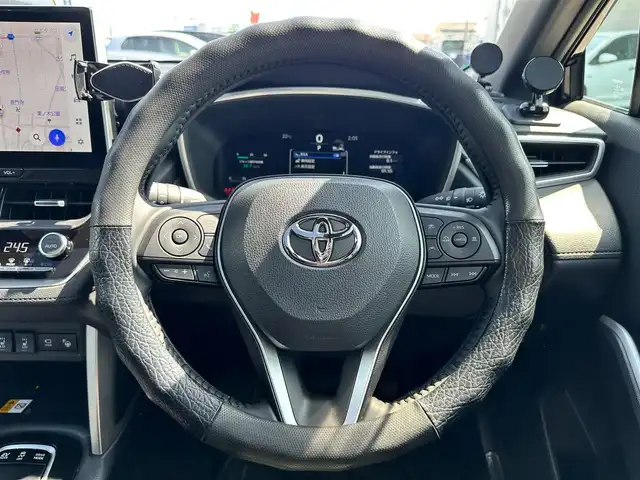 トヨタ カローラ クロス ハイブリッド Z 宮城県 2024(令6)年 2.5万km アティチュードブラックマイカ トヨタチームメイト（アドバンストパーク）/・ブラインドスポットモニター/・安心降車アシスト/・パーキングサポートブレーキ/・パノラミックビューモニター/ディスプレイオーディオプラス/・10.5インチディスプレイオーディオ/・車載ナビ/・ETC2.0/パノラマルーフ/ワイヤレス充電/アクセサリーコンセント（100V/1500W）/＝＝＝/モデリスタエアロ（F/S/R）/セーフティセンス/・プリクラッシュセーフティ/・レーントレーシングアシスト/・レーンディパーチャーアラート/・レーダークルーズコントロール/・オートマチックハイビーム/・ロードサインアシスト/・ドライバー異常時対応システム/・プロアクティブドライビングアシスト/・発進遅れ告知機能/ハンズフリーパワーバックドア/ハーフレザーシート/シートヒーター/パワーシート/電動パーキングブレーキ/ブレーキホールド/LEDヘッドランプ/LEDシーケンシャルターンランプ/フォグランプ/スマートキー＆プッシュスタート/純正18インチAW/フロアマット/ドアバイザー