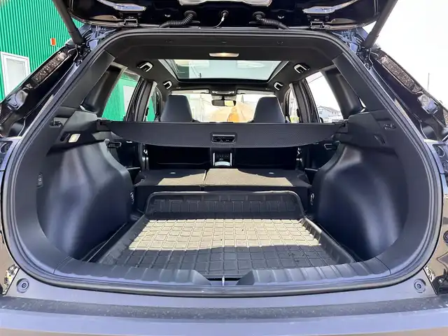 トヨタ カローラ クロス ハイブリッド Z 宮城県 2024(令6)年 2.5万km アティチュードブラックマイカ トヨタチームメイト（アドバンストパーク）/・ブラインドスポットモニター/・安心降車アシスト/・パーキングサポートブレーキ/・パノラミックビューモニター/ディスプレイオーディオプラス/・10.5インチディスプレイオーディオ/・車載ナビ/・ETC2.0/パノラマルーフ/ワイヤレス充電/アクセサリーコンセント（100V/1500W）/＝＝＝/モデリスタエアロ（F/S/R）/セーフティセンス/・プリクラッシュセーフティ/・レーントレーシングアシスト/・レーンディパーチャーアラート/・レーダークルーズコントロール/・オートマチックハイビーム/・ロードサインアシスト/・ドライバー異常時対応システム/・プロアクティブドライビングアシスト/・発進遅れ告知機能/ハンズフリーパワーバックドア/ハーフレザーシート/シートヒーター/パワーシート/電動パーキングブレーキ/ブレーキホールド/LEDヘッドランプ/LEDシーケンシャルターンランプ/フォグランプ/スマートキー＆プッシュスタート/純正18インチAW/フロアマット/ドアバイザー