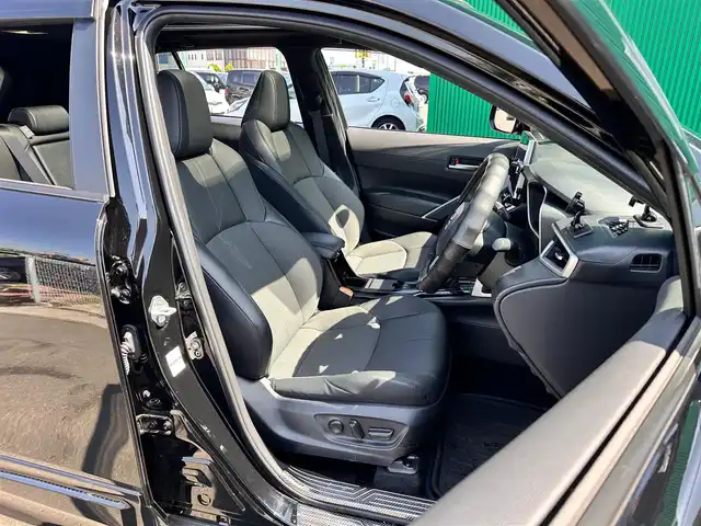 トヨタ カローラ クロス ハイブリッド Z 宮城県 2024(令6)年 2.5万km アティチュードブラックマイカ トヨタチームメイト（アドバンストパーク）/・ブラインドスポットモニター/・安心降車アシスト/・パーキングサポートブレーキ/・パノラミックビューモニター/ディスプレイオーディオプラス/・10.5インチディスプレイオーディオ/・車載ナビ/・ETC2.0/パノラマルーフ/ワイヤレス充電/アクセサリーコンセント（100V/1500W）/＝＝＝/モデリスタエアロ（F/S/R）/セーフティセンス/・プリクラッシュセーフティ/・レーントレーシングアシスト/・レーンディパーチャーアラート/・レーダークルーズコントロール/・オートマチックハイビーム/・ロードサインアシスト/・ドライバー異常時対応システム/・プロアクティブドライビングアシスト/・発進遅れ告知機能/ハンズフリーパワーバックドア/ハーフレザーシート/シートヒーター/パワーシート/電動パーキングブレーキ/ブレーキホールド/LEDヘッドランプ/LEDシーケンシャルターンランプ/フォグランプ/スマートキー＆プッシュスタート/純正18インチAW/フロアマット/ドアバイザー