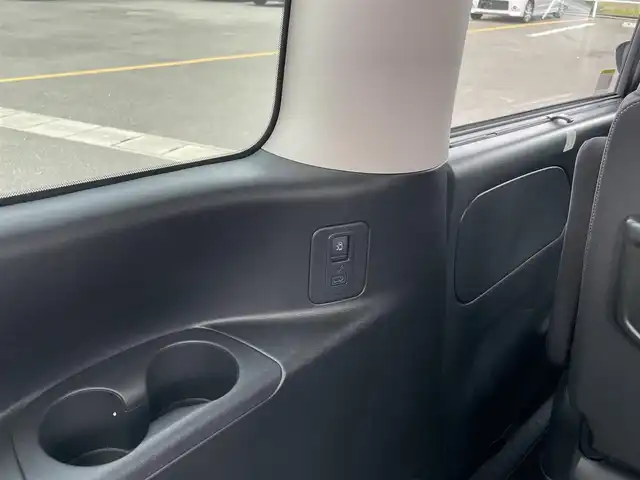 日産 セレナ e－パワー ハイウェイスター V 佐賀県 2022(令4)年 1.9万km ダークメタルグレー 純正10インチナビゲーション/AM/FM/CD/DVD/Bluetooth/フルセグテレビ/純正フリップダウンモニター/アラウンドビューモニター/インテリジェントルームミラー/純正ドライブレコーダー/ETC/両側パワースライドドア/電子パーキングブレーキ/・オートブレーキホールド/LEDヘッドライト/・オートマチックハイビーム/純正15インチアルミホイール/純正フロアマット/プロパイロット/革巻きステアリング/・ステアリングリモコン/ロールサンシェード/スマートキー/・プッシュスタート/スペアキー１本