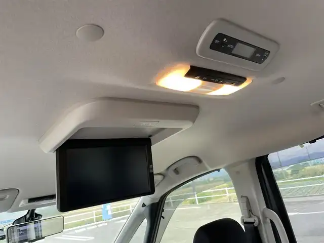 日産 セレナ e－パワー ハイウェイスター V 佐賀県 2022(令4)年 1.9万km ダークメタルグレー 純正10インチナビゲーション/AM/FM/CD/DVD/Bluetooth/フルセグテレビ/純正フリップダウンモニター/アラウンドビューモニター/インテリジェントルームミラー/純正ドライブレコーダー/ETC/両側パワースライドドア/電子パーキングブレーキ/・オートブレーキホールド/LEDヘッドライト/・オートマチックハイビーム/純正15インチアルミホイール/純正フロアマット/プロパイロット/革巻きステアリング/・ステアリングリモコン/ロールサンシェード/スマートキー/・プッシュスタート/スペアキー１本