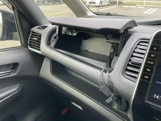 日産 セレナ e－パワー ハイウェイスター V 佐賀県 2022(令4)年 1.9万km ダークメタルグレー 純正10インチナビゲーション/AM/FM/CD/DVD/Bluetooth/フルセグテレビ/純正フリップダウンモニター/アラウンドビューモニター/インテリジェントルームミラー/純正ドライブレコーダー/ETC/両側パワースライドドア/電子パーキングブレーキ/・オートブレーキホールド/LEDヘッドライト/・オートマチックハイビーム/純正15インチアルミホイール/純正フロアマット/プロパイロット/革巻きステアリング/・ステアリングリモコン/ロールサンシェード/スマートキー/・プッシュスタート/スペアキー１本