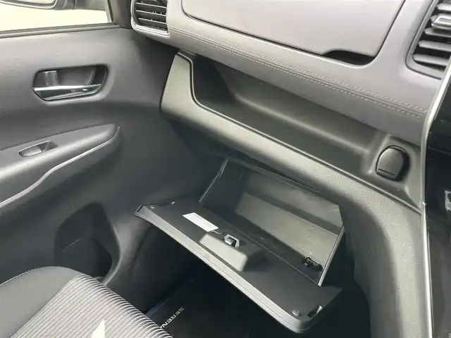 日産 セレナ e－パワー ハイウェイスター V 佐賀県 2022(令4)年 1.9万km ダークメタルグレー 純正10インチナビゲーション/AM/FM/CD/DVD/Bluetooth/フルセグテレビ/純正フリップダウンモニター/アラウンドビューモニター/インテリジェントルームミラー/純正ドライブレコーダー/ETC/両側パワースライドドア/電子パーキングブレーキ/・オートブレーキホールド/LEDヘッドライト/・オートマチックハイビーム/純正15インチアルミホイール/純正フロアマット/プロパイロット/革巻きステアリング/・ステアリングリモコン/ロールサンシェード/スマートキー/・プッシュスタート/スペアキー１本