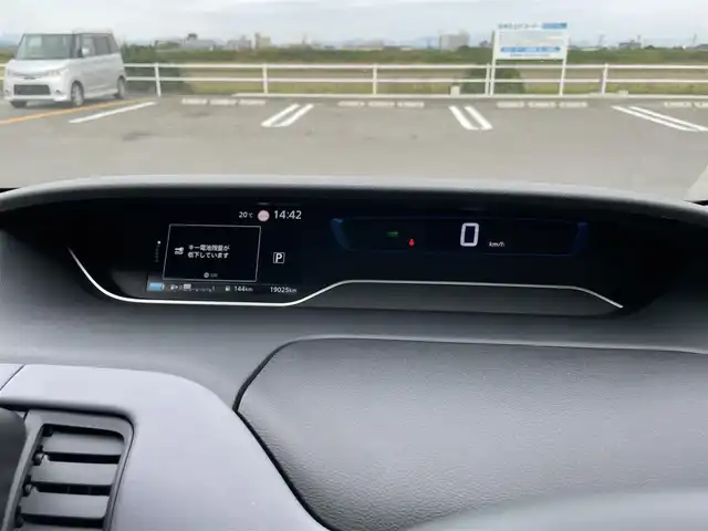 日産 セレナ e－パワー ハイウェイスター V 佐賀県 2022(令4)年 1.9万km ダークメタルグレー 純正10インチナビゲーション/AM/FM/CD/DVD/Bluetooth/フルセグテレビ/純正フリップダウンモニター/アラウンドビューモニター/インテリジェントルームミラー/純正ドライブレコーダー/ETC/両側パワースライドドア/電子パーキングブレーキ/・オートブレーキホールド/LEDヘッドライト/・オートマチックハイビーム/純正15インチアルミホイール/純正フロアマット/プロパイロット/革巻きステアリング/・ステアリングリモコン/ロールサンシェード/スマートキー/・プッシュスタート/スペアキー１本