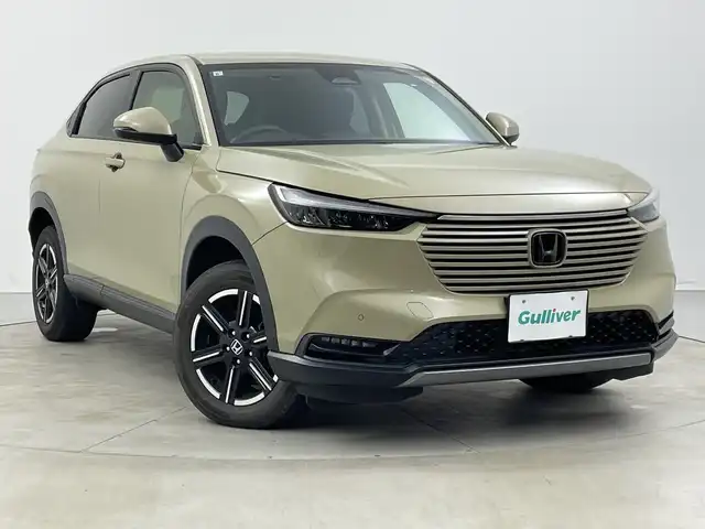 ホンダ ヴェゼル ハイブリッド e:HEV X 新潟県 2021(令3)年 4.2万km サンドカーキパール 4WD/純正メモリナビ【VXM-152VFi】/　フルセグTV/Bluetooth/CD/DVD/USB/ホンダセンシング/・衝突被害軽減ブレーキ/・踏み間違え衝突軽減システム/・急アクセル抑制機能/・歩行者事故低減ステアリング/・路外逸脱抑制機能/・レーダークルーズコントロール/・車線維持支援システム(LKAS)/・トラフィックジャムアシスト(渋滞運転支援機能)/・先行車発進お知らせ機能/・標識認識機能/・オートハイビーム/・パーキングセンサーシステム/前後コーナーセンサー/前席シートヒーター/バックモニター/ヒルディセントコントロール/LEDヘッドライト/パドルシフト