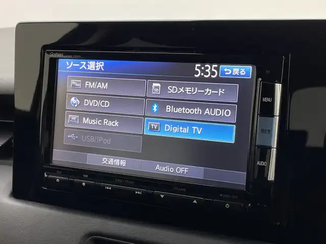 ホンダ ヴェゼル ハイブリッド e:HEV X 新潟県 2021(令3)年 4.2万km サンドカーキパール 4WD/純正メモリナビ【VXM-152VFi】/　フルセグTV/Bluetooth/CD/DVD/USB/ホンダセンシング/・衝突被害軽減ブレーキ/・踏み間違え衝突軽減システム/・急アクセル抑制機能/・歩行者事故低減ステアリング/・路外逸脱抑制機能/・レーダークルーズコントロール/・車線維持支援システム(LKAS)/・トラフィックジャムアシスト(渋滞運転支援機能)/・先行車発進お知らせ機能/・標識認識機能/・オートハイビーム/・パーキングセンサーシステム/前後コーナーセンサー/前席シートヒーター/バックモニター/ヒルディセントコントロール/LEDヘッドライト/パドルシフト