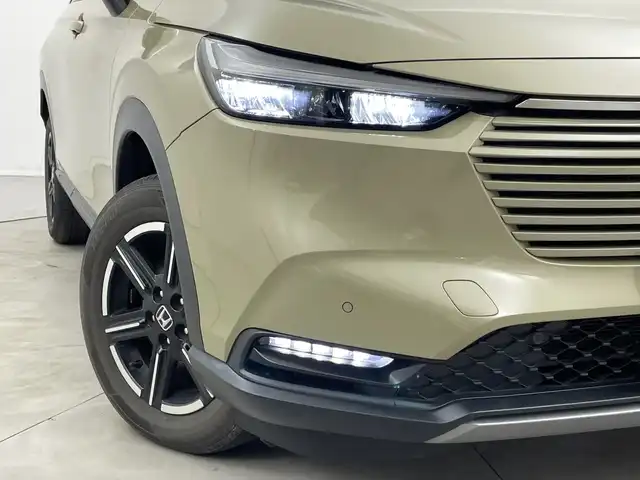 ホンダ ヴェゼル ハイブリッド e:HEV X 新潟県 2021(令3)年 4.2万km サンドカーキパール 4WD/純正メモリナビ【VXM-152VFi】/　フルセグTV/Bluetooth/CD/DVD/USB/ホンダセンシング/・衝突被害軽減ブレーキ/・踏み間違え衝突軽減システム/・急アクセル抑制機能/・歩行者事故低減ステアリング/・路外逸脱抑制機能/・レーダークルーズコントロール/・車線維持支援システム(LKAS)/・トラフィックジャムアシスト(渋滞運転支援機能)/・先行車発進お知らせ機能/・標識認識機能/・オートハイビーム/・パーキングセンサーシステム/前後コーナーセンサー/前席シートヒーター/バックモニター/ヒルディセントコントロール/LEDヘッドライト/パドルシフト