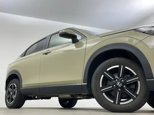 ホンダ ヴェゼル ハイブリッド e:HEV X 新潟県 2021(令3)年 4.2万km サンドカーキパール 4WD/純正メモリナビ【VXM-152VFi】/　フルセグTV/Bluetooth/CD/DVD/USB/ホンダセンシング/・衝突被害軽減ブレーキ/・踏み間違え衝突軽減システム/・急アクセル抑制機能/・歩行者事故低減ステアリング/・路外逸脱抑制機能/・レーダークルーズコントロール/・車線維持支援システム(LKAS)/・トラフィックジャムアシスト(渋滞運転支援機能)/・先行車発進お知らせ機能/・標識認識機能/・オートハイビーム/・パーキングセンサーシステム/前後コーナーセンサー/前席シートヒーター/バックモニター/ヒルディセントコントロール/LEDヘッドライト/パドルシフト