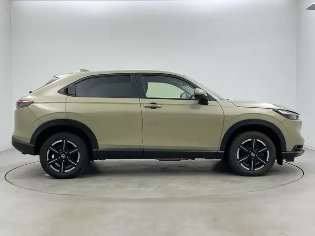 ホンダ ヴェゼル ハイブリッド e:HEV X 新潟県 2021(令3)年 4.2万km サンドカーキパール 4WD/純正メモリナビ【VXM-152VFi】/　フルセグTV/Bluetooth/CD/DVD/USB/ホンダセンシング/・衝突被害軽減ブレーキ/・踏み間違え衝突軽減システム/・急アクセル抑制機能/・歩行者事故低減ステアリング/・路外逸脱抑制機能/・レーダークルーズコントロール/・車線維持支援システム(LKAS)/・トラフィックジャムアシスト(渋滞運転支援機能)/・先行車発進お知らせ機能/・標識認識機能/・オートハイビーム/・パーキングセンサーシステム/前後コーナーセンサー/前席シートヒーター/バックモニター/ヒルディセントコントロール/LEDヘッドライト/パドルシフト