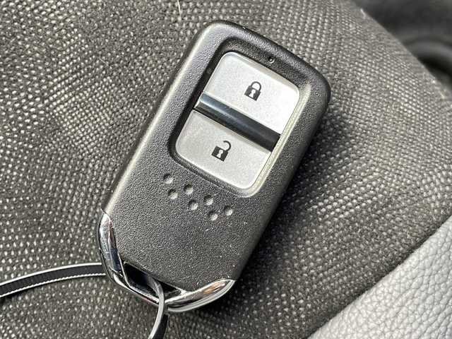 ホンダ シャトル ハイブリッド X 長野県 2015(平27)年 4.1万km アラバスターシルバーメタリック ４WD/ギャザーズナビTV/バックカメラ/ETC/ハーフレザーシート/プッシュスタート/純正フロアマット