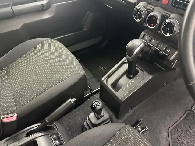 スズキ ジムニー シエラ JC 兵庫県 2020(令2)年 3.5万km ミディアムグレー ・社外メモリナビ/・バックカメラ/・前後ドライブレコーダー/・ETC/・オートクルーズコントロール/・衝突軽減ブレーキ/・レーンキープアシスト/・4WD/・LEDヘッドライト/・フォグランプ/・背面タイヤ/・純正15インチアルミホイール/・トランスファー/・シートヒーターD/N/・純正フロアマット/・スマートキー/・スペアキー1本/・プッシュスタート