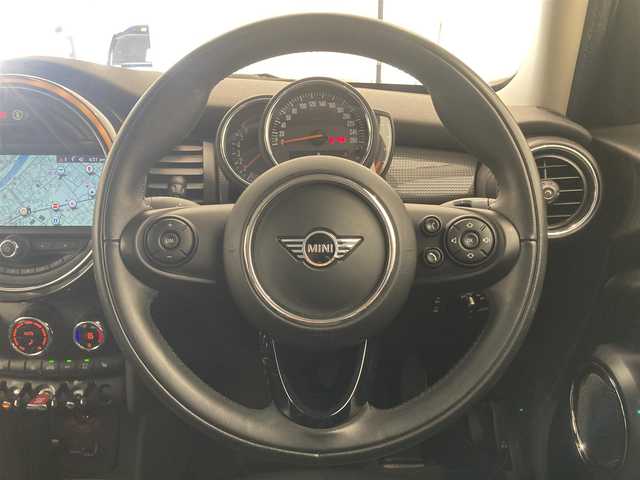 ＭＩＮＩ ミニ クーパー 熊本県 2019(令1)年 5万km チリ・レッド ・スマートキー/・プッシュスタート/・インテリジェントセーフティ/・PDC自動起動/・パーキングアシスト/・黒革スポーツシート/・前席シートヒーター /・純正HDDナビ/　【Bluetooth・USB・MSV】/・社外フルセグTV/・バックカメラ/・ETC/・ドライブレコーダー(前後録画)/・LEDヘッドランプ/・LEDフォグランプ/・UKテールランプ/・純正マット